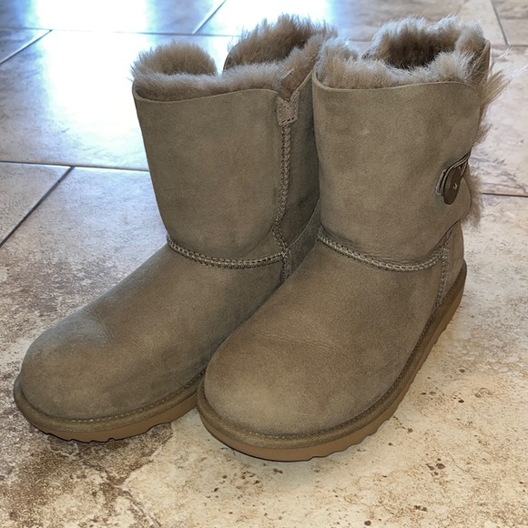 UGG Bailey Button Boot size 5 youth/6.5 women color light loden green. - Picture 1 of 13